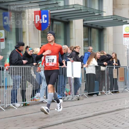 05.10.2025 - 20. swb-Marathon Bremen Strokosch-Dieckow http://msf.ph/oto/9294894 05.10.2025 12:52:53 Ziel 328, 925, 1444, 6541, 328, 925, 1444, 6541 meine-sportfotos.de