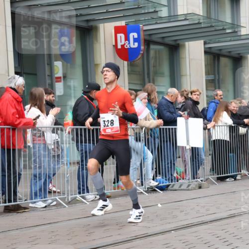 05.10.2025 - 20. swb-Marathon Bremen Strokosch-Dieckow http://msf.ph/oto/9294898 05.10.2025 12:52:53 Ziel 328, 925, 1444, 6541, 328, 925, 1444, 6541 meine-sportfotos.de