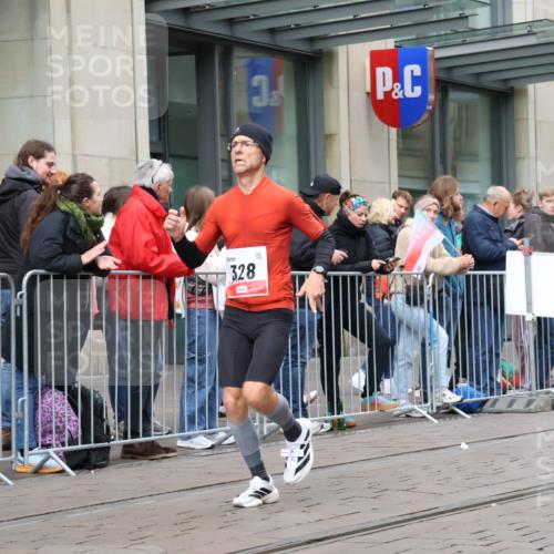 05.10.2025 - 20. swb-Marathon Bremen Strokosch-Dieckow http://msf.ph/oto/9294902 05.10.2025 12:52:54 Ziel 328, 925, 1444, 5074, 6541, 328, 925, 1444, 5074, 6541 meine-sportfotos.de