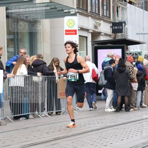 05.10.2025 - 20. swb-Marathon Bremen Strokosch-Dieckow http://msf.ph/oto/9294912 05.10.2025 12:53:00 Ziel 328, 925, 1444, 2940, 3975, 5074, 6541, 328, 925, 1444, 2940, 3975, 5074, 6541 meine-sportfotos.de
