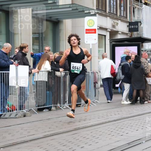 05.10.2025 - 20. swb-Marathon Bremen Strokosch-Dieckow http://msf.ph/oto/9294916 05.10.2025 12:53:01 Ziel 328, 925, 1444, 1665, 2940, 3975, 5074, 6541, 328, 925, 1444, 1665, 2940, 3975, 5074, 6541 meine-sportfotos.de