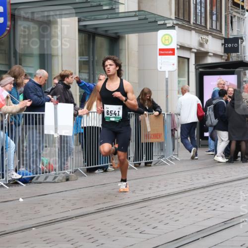 05.10.2025 - 20. swb-Marathon Bremen Strokosch-Dieckow http://msf.ph/oto/9294920 05.10.2025 12:53:01 Ziel 328, 925, 1444, 1665, 2940, 3975, 5074, 6541, 328, 925, 1444, 1665, 2940, 3975, 5074, 6541 meine-sportfotos.de
