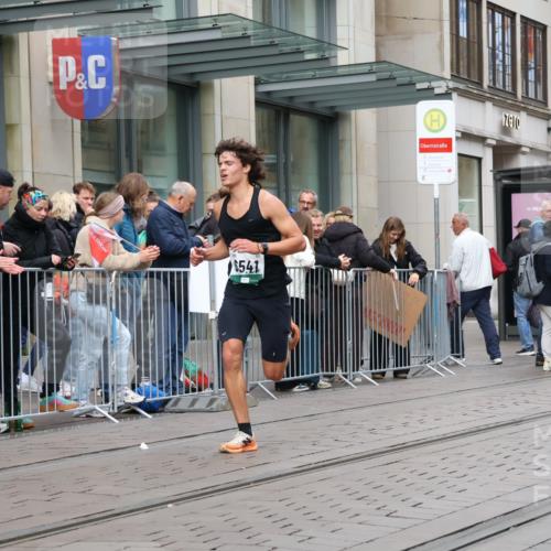 05.10.2025 - 20. swb-Marathon Bremen Strokosch-Dieckow http://msf.ph/oto/9294924 05.10.2025 12:53:01 Ziel 328, 925, 1444, 1665, 2940, 3975, 5074, 6541, 328, 925, 1444, 1665, 2940, 3975, 5074, 6541 meine-sportfotos.de