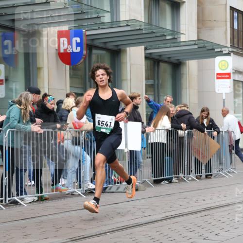 05.10.2025 - 20. swb-Marathon Bremen Strokosch-Dieckow http://msf.ph/oto/9294928 05.10.2025 12:53:01 Ziel 328, 925, 1444, 1665, 2940, 3975, 5074, 6541, 328, 925, 1444, 1665, 2940, 3975, 5074, 6541 meine-sportfotos.de