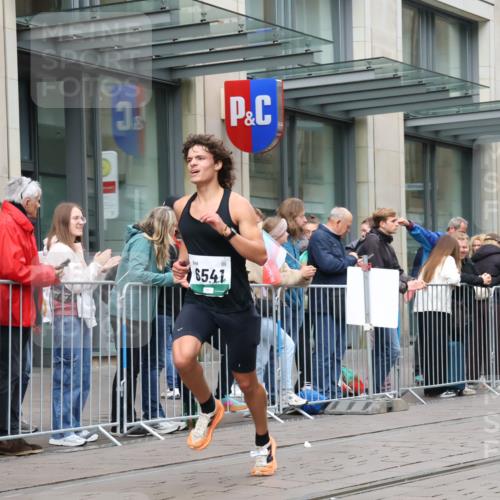 05.10.2025 - 20. swb-Marathon Bremen Strokosch-Dieckow http://msf.ph/oto/9294931 05.10.2025 12:53:02 Ziel 925, 1444, 1665, 2940, 3975, 5074, 6541, 925, 1444, 1665, 2940, 3975, 5074, 6541 meine-sportfotos.de