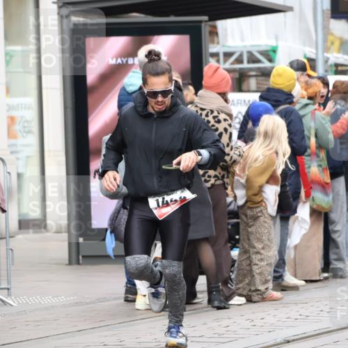 05.10.2025 - 20. swb-Marathon Bremen Strokosch-Dieckow http://msf.ph/oto/9294940 05.10.2025 12:53:05 Ziel 925, 1221, 1444, 1665, 2940, 3975, 5074, 8341, 925, 1221, 1444, 1665, 2940, 3975, 5074, 8341 meine-sportfotos.de
