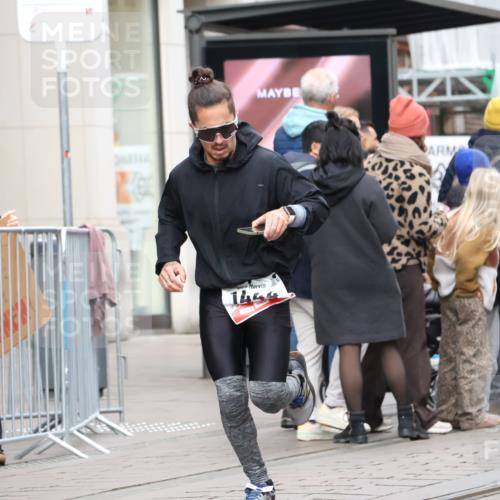 05.10.2025 - 20. swb-Marathon Bremen Strokosch-Dieckow http://msf.ph/oto/9294944 05.10.2025 12:53:05 Ziel 925, 1221, 1444, 1665, 2940, 3975, 5074, 8341, 925, 1221, 1444, 1665, 2940, 3975, 5074, 8341 meine-sportfotos.de