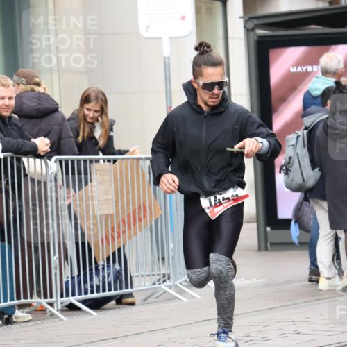 05.10.2025 - 20. swb-Marathon Bremen Strokosch-Dieckow http://msf.ph/oto/9294947 05.10.2025 12:53:06 Ziel 925, 1221, 1444, 1665, 2940, 3975, 5074, 8341, 925, 1221, 1444, 1665, 2940, 3975, 5074, 8341 meine-sportfotos.de