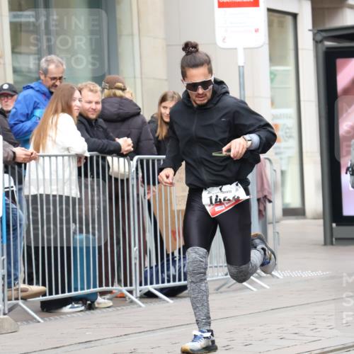 05.10.2025 - 20. swb-Marathon Bremen Strokosch-Dieckow http://msf.ph/oto/9294951 05.10.2025 12:53:06 Ziel 925, 1221, 1444, 1665, 2940, 3975, 5074, 8341, 925, 1221, 1444, 1665, 2940, 3975, 5074, 8341 meine-sportfotos.de