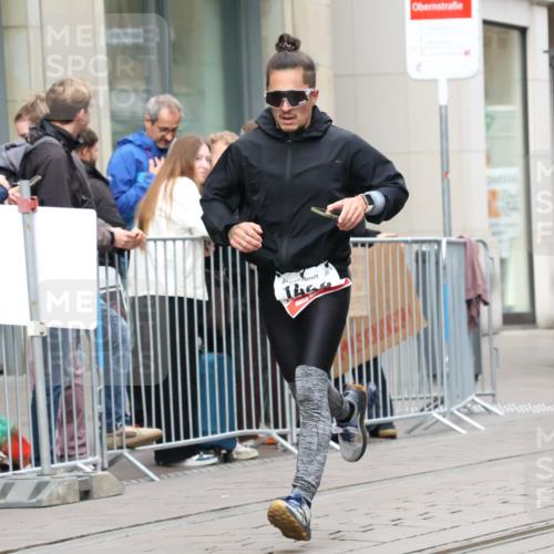 05.10.2025 - 20. swb-Marathon Bremen Strokosch-Dieckow http://msf.ph/oto/9294955 05.10.2025 12:53:06 Ziel 925, 1221, 1444, 1665, 2940, 3975, 5074, 8341, 925, 1221, 1444, 1665, 2940, 3975, 5074, 8341 meine-sportfotos.de
