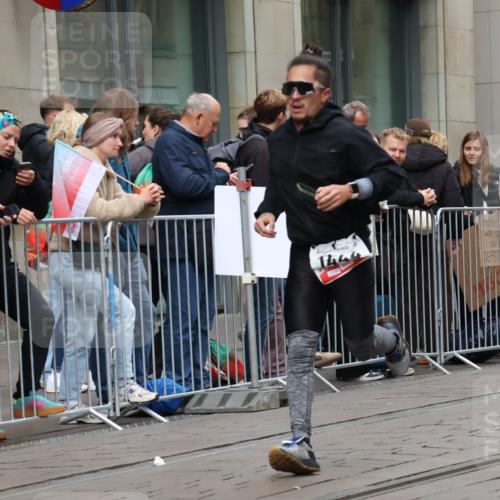 05.10.2025 - 20. swb-Marathon Bremen Strokosch-Dieckow http://msf.ph/oto/9294958 05.10.2025 12:53:07 Ziel 925, 1221, 1444, 1665, 2940, 3975, 5074, 8341, 925, 1221, 1444, 1665, 2940, 3975, 5074, 8341 meine-sportfotos.de