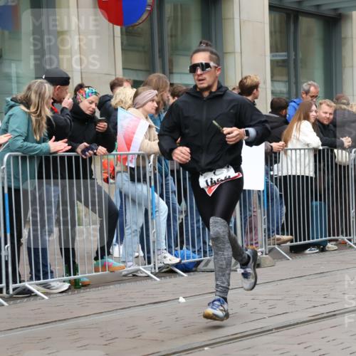 05.10.2025 - 20. swb-Marathon Bremen Strokosch-Dieckow http://msf.ph/oto/9294962 05.10.2025 12:53:07 Ziel 925, 1221, 1444, 1665, 2940, 3975, 5074, 8341, 925, 1221, 1444, 1665, 2940, 3975, 5074, 8341 meine-sportfotos.de