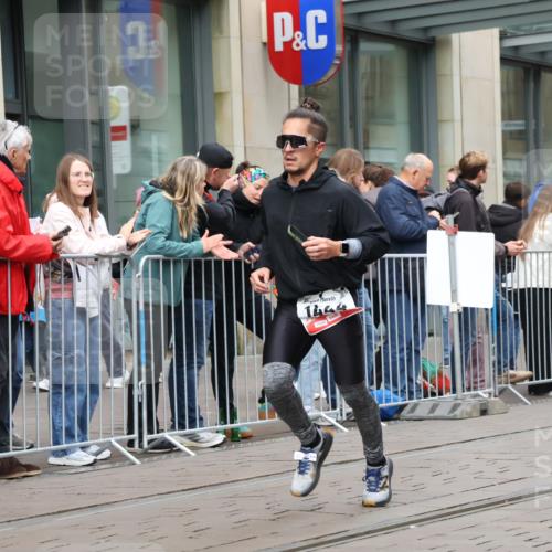05.10.2025 - 20. swb-Marathon Bremen Strokosch-Dieckow http://msf.ph/oto/9294966 05.10.2025 12:53:07 Ziel 925, 1221, 1444, 1665, 2940, 3975, 5074, 8341, 925, 1221, 1444, 1665, 2940, 3975, 5074, 8341 meine-sportfotos.de