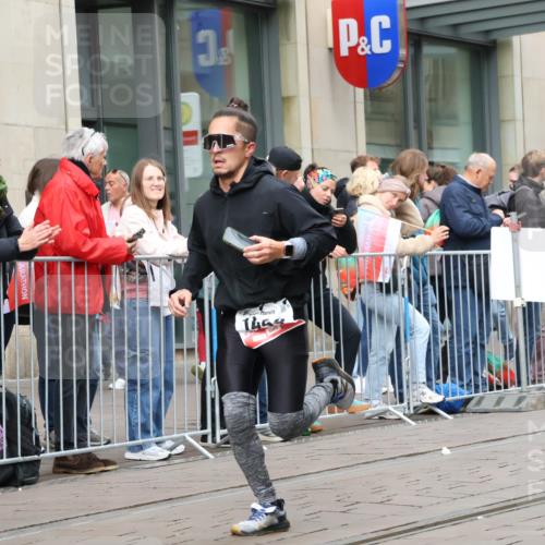 05.10.2025 - 20. swb-Marathon Bremen Strokosch-Dieckow http://msf.ph/oto/9294970 05.10.2025 12:53:07 Ziel 925, 1221, 1444, 1665, 2940, 3975, 5074, 8341, 925, 1221, 1444, 1665, 2940, 3975, 5074, 8341 meine-sportfotos.de