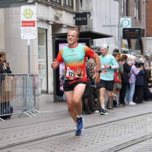 05.10.2025 - 20. swb-Marathon Bremen Strokosch-Dieckow http://msf.ph/oto/9294978 05.10.2025 12:53:11 Ziel 650, 925, 1221, 1444, 1665, 2940, 3975, 5074, 8341, 650, 925, 1221, 1444, 1665, 2940, 3975, 5074, 8341 meine-sportfotos.de