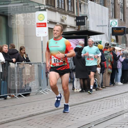 05.10.2025 - 20. swb-Marathon Bremen Strokosch-Dieckow http://msf.ph/oto/9294981 05.10.2025 12:53:11 Ziel 650, 925, 1221, 1444, 1665, 2940, 3975, 5074, 8341, 650, 925, 1221, 1444, 1665, 2940, 3975, 5074, 8341 meine-sportfotos.de