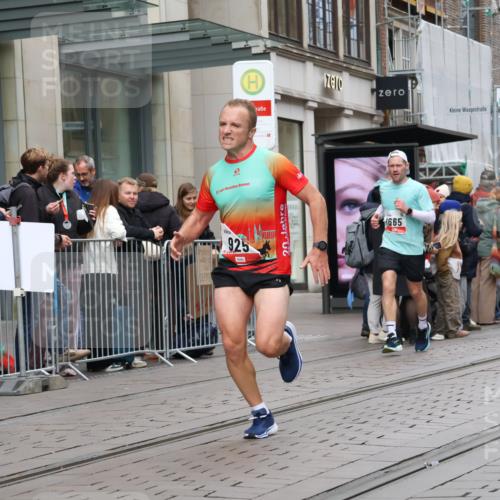 05.10.2025 - 20. swb-Marathon Bremen Strokosch-Dieckow http://msf.ph/oto/9294985 05.10.2025 12:53:12 Ziel 650, 925, 1221, 1444, 1665, 2940, 3975, 5074, 8341, 650, 925, 1221, 1444, 1665, 2940, 3975, 5074, 8341 meine-sportfotos.de