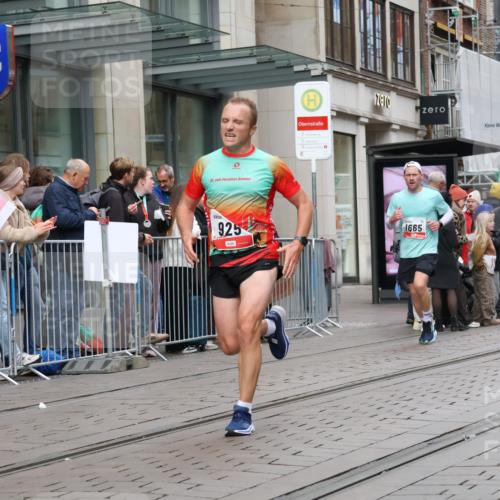 05.10.2025 - 20. swb-Marathon Bremen Strokosch-Dieckow http://msf.ph/oto/9294988 05.10.2025 12:53:12 Ziel 650, 925, 1221, 1444, 1665, 2940, 3975, 5074, 8341, 650, 925, 1221, 1444, 1665, 2940, 3975, 5074, 8341 meine-sportfotos.de