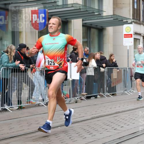 05.10.2025 - 20. swb-Marathon Bremen Strokosch-Dieckow http://msf.ph/oto/9294996 05.10.2025 12:53:12 Ziel 650, 925, 1221, 1444, 1665, 2940, 3975, 5074, 8341, 650, 925, 1221, 1444, 1665, 2940, 3975, 5074, 8341 meine-sportfotos.de
