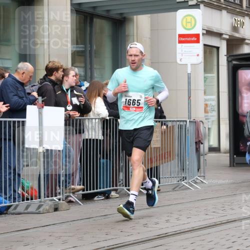 05.10.2025 - 20. swb-Marathon Bremen Strokosch-Dieckow http://msf.ph/oto/9295002 05.10.2025 12:53:13 Ziel 650, 925, 1221, 1665, 2940, 3975, 5074, 8341, 650, 925, 1221, 1665, 2940, 3975, 5074, 8341 meine-sportfotos.de