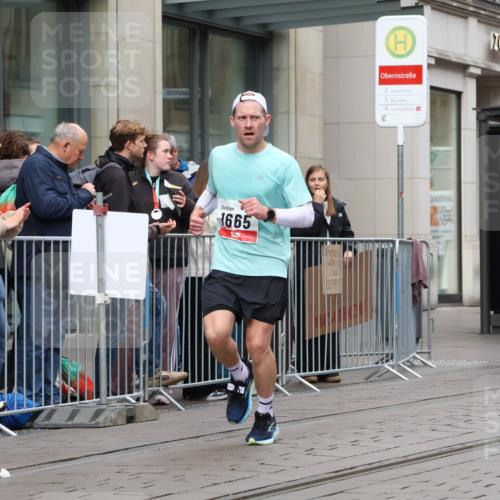 05.10.2025 - 20. swb-Marathon Bremen Strokosch-Dieckow http://msf.ph/oto/9295004 05.10.2025 12:53:14 Ziel 650, 925, 1221, 1665, 2940, 3975, 5074, 8341, 650, 925, 1221, 1665, 2940, 3975, 5074, 8341 meine-sportfotos.de