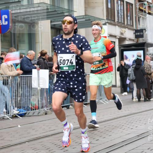 05.10.2025 - 20. swb-Marathon Bremen Strokosch-Dieckow http://msf.ph/oto/9295015 05.10.2025 12:53:15 Ziel 650, 925, 1221, 1665, 2940, 3975, 5074, 8341, 650, 925, 1221, 1665, 2940, 3975, 5074, 8341 meine-sportfotos.de