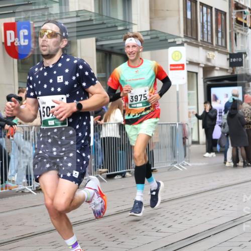 05.10.2025 - 20. swb-Marathon Bremen Strokosch-Dieckow http://msf.ph/oto/9295017 05.10.2025 12:53:16 Ziel 650, 925, 1221, 1665, 2940, 3975, 5074, 8341, 650, 925, 1221, 1665, 2940, 3975, 5074, 8341 meine-sportfotos.de