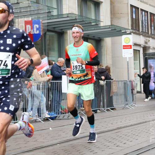 05.10.2025 - 20. swb-Marathon Bremen Strokosch-Dieckow http://msf.ph/oto/9295020 05.10.2025 12:53:16 Ziel 650, 925, 1221, 1665, 2940, 3975, 5074, 8341, 650, 925, 1221, 1665, 2940, 3975, 5074, 8341 meine-sportfotos.de