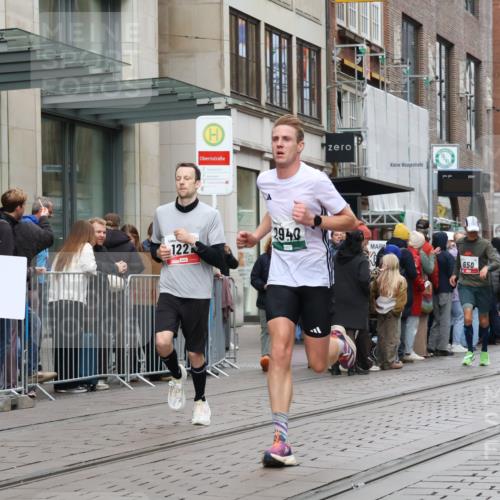 05.10.2025 - 20. swb-Marathon Bremen Strokosch-Dieckow http://msf.ph/oto/9295028 05.10.2025 12:53:22 Ziel 121, 482, 650, 850, 1221, 1665, 2940, 8341, 121, 482, 650, 850, 1221, 1665, 2940, 8341 meine-sportfotos.de
