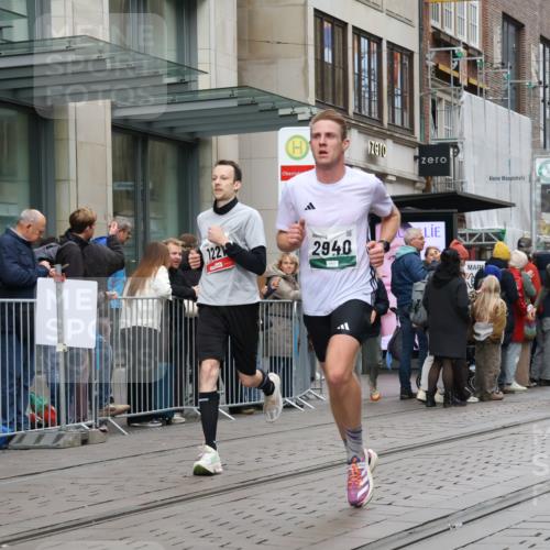 05.10.2025 - 20. swb-Marathon Bremen Strokosch-Dieckow http://msf.ph/oto/9295031 05.10.2025 12:53:22 Ziel 121, 482, 650, 850, 1221, 1665, 2940, 8341, 121, 482, 650, 850, 1221, 1665, 2940, 8341 meine-sportfotos.de