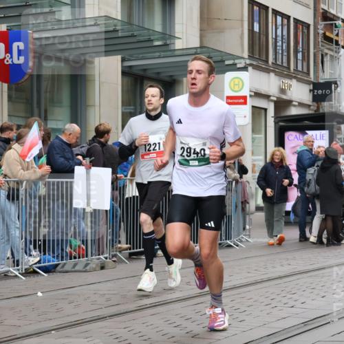 05.10.2025 - 20. swb-Marathon Bremen Strokosch-Dieckow http://msf.ph/oto/9295033 05.10.2025 12:53:23 Ziel 121, 482, 650, 850, 1221, 1665, 2940, 8341, 121, 482, 650, 850, 1221, 1665, 2940, 8341 meine-sportfotos.de