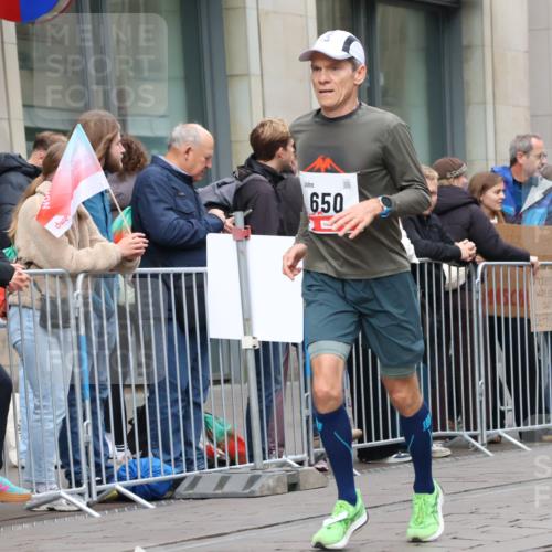 05.10.2025 - 20. swb-Marathon Bremen Strokosch-Dieckow http://msf.ph/oto/9295041 05.10.2025 12:53:26 Ziel 121, 482, 650, 850, 1221, 1665, 8341, 121, 482, 650, 850, 1221, 1665, 8341 meine-sportfotos.de