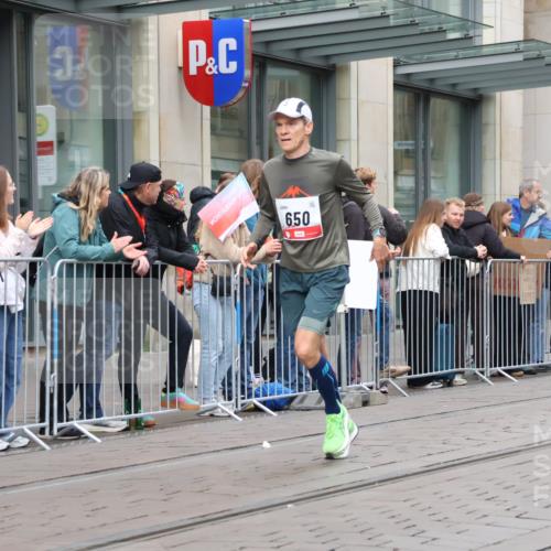 05.10.2025 - 20. swb-Marathon Bremen Strokosch-Dieckow http://msf.ph/oto/9295043 05.10.2025 12:53:26 Ziel 121, 482, 650, 850, 1221, 1665, 8341, 121, 482, 650, 850, 1221, 1665, 8341 meine-sportfotos.de