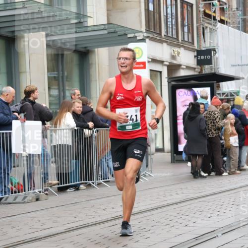05.10.2025 - 20. swb-Marathon Bremen Strokosch-Dieckow http://msf.ph/oto/9295056 05.10.2025 12:53:28 Ziel 121, 482, 650, 850, 870, 1221, 1640, 8341, 121, 482, 650, 850, 870, 1221, 1640, 8341 meine-sportfotos.de
