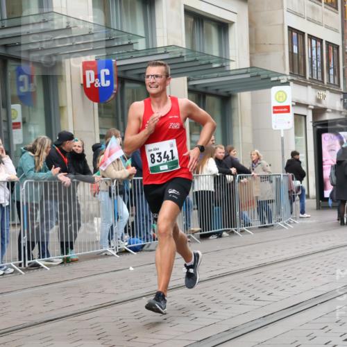 05.10.2025 - 20. swb-Marathon Bremen Strokosch-Dieckow http://msf.ph/oto/9295063 05.10.2025 12:53:29 Ziel 121, 482, 650, 850, 870, 1221, 1640, 8341, 121, 482, 650, 850, 870, 1221, 1640, 8341 meine-sportfotos.de
