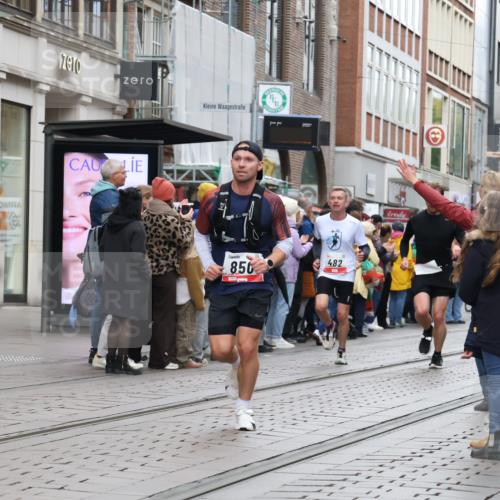 05.10.2025 - 20. swb-Marathon Bremen Strokosch-Dieckow http://msf.ph/oto/9295069 05.10.2025 12:53:38 Ziel 121, 482, 850, 870, 993, 1640, 121, 482, 850, 870, 993, 1640 meine-sportfotos.de