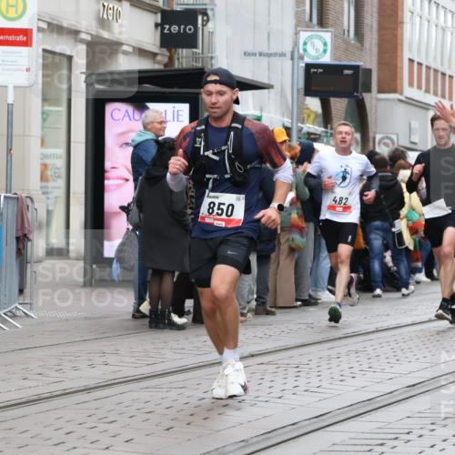 05.10.2025 - 20. swb-Marathon Bremen Strokosch-Dieckow http://msf.ph/oto/9295072 05.10.2025 12:53:38 Ziel 121, 482, 850, 870, 993, 1640, 121, 482, 850, 870, 993, 1640 meine-sportfotos.de