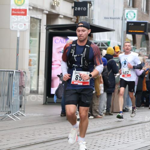 05.10.2025 - 20. swb-Marathon Bremen Strokosch-Dieckow http://msf.ph/oto/9295074 05.10.2025 12:53:39 Ziel 121, 482, 850, 870, 993, 1640, 121, 482, 850, 870, 993, 1640 meine-sportfotos.de
