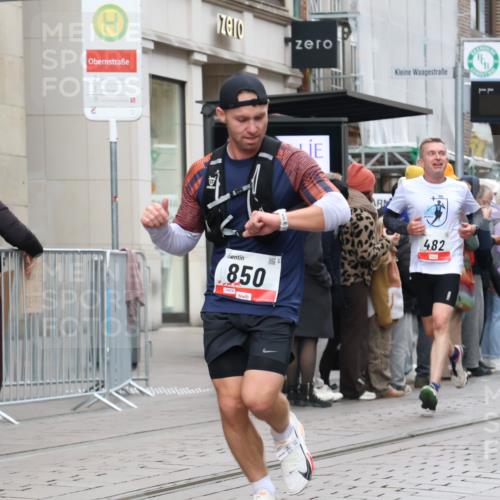 05.10.2025 - 20. swb-Marathon Bremen Strokosch-Dieckow http://msf.ph/oto/9295078 05.10.2025 12:53:39 Ziel 121, 482, 850, 870, 993, 1640, 121, 482, 850, 870, 993, 1640 meine-sportfotos.de