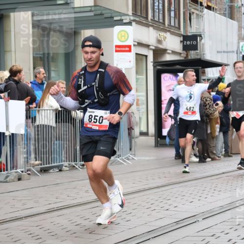 05.10.2025 - 20. swb-Marathon Bremen Strokosch-Dieckow http://msf.ph/oto/9295081 05.10.2025 12:53:40 Ziel 121, 482, 850, 870, 993, 1640, 121, 482, 850, 870, 993, 1640 meine-sportfotos.de