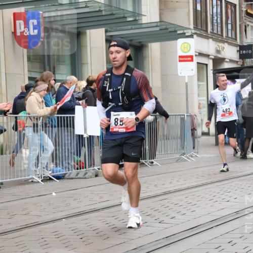 05.10.2025 - 20. swb-Marathon Bremen Strokosch-Dieckow http://msf.ph/oto/9295085 05.10.2025 12:53:40 Ziel 121, 482, 850, 870, 993, 1640, 121, 482, 850, 870, 993, 1640 meine-sportfotos.de