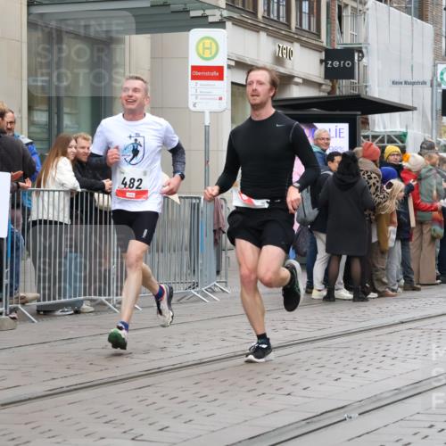 05.10.2025 - 20. swb-Marathon Bremen Strokosch-Dieckow http://msf.ph/oto/9295093 05.10.2025 12:53:41 Ziel 121, 482, 850, 870, 993, 1640, 9082, 121, 482, 850, 870, 993, 1640, 9082 meine-sportfotos.de