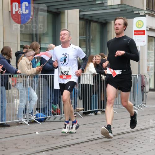 05.10.2025 - 20. swb-Marathon Bremen Strokosch-Dieckow http://msf.ph/oto/9295100 05.10.2025 12:53:41 Ziel 121, 482, 850, 870, 993, 1640, 9082, 121, 482, 850, 870, 993, 1640, 9082 meine-sportfotos.de