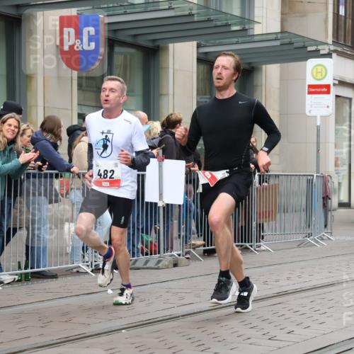 05.10.2025 - 20. swb-Marathon Bremen Strokosch-Dieckow http://msf.ph/oto/9295104 05.10.2025 12:53:42 Ziel 121, 482, 850, 870, 993, 1640, 9082, 121, 482, 850, 870, 993, 1640, 9082 meine-sportfotos.de