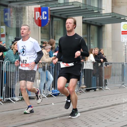 05.10.2025 - 20. swb-Marathon Bremen Strokosch-Dieckow http://msf.ph/oto/9295109 05.10.2025 12:53:42 Ziel 121, 482, 850, 870, 993, 1640, 9082, 121, 482, 850, 870, 993, 1640, 9082 meine-sportfotos.de