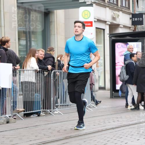 05.10.2025 - 20. swb-Marathon Bremen Strokosch-Dieckow http://msf.ph/oto/9295112 05.10.2025 12:53:44 Ziel 121, 482, 850, 870, 993, 1640, 9082, 121, 482, 850, 870, 993, 1640, 9082 meine-sportfotos.de