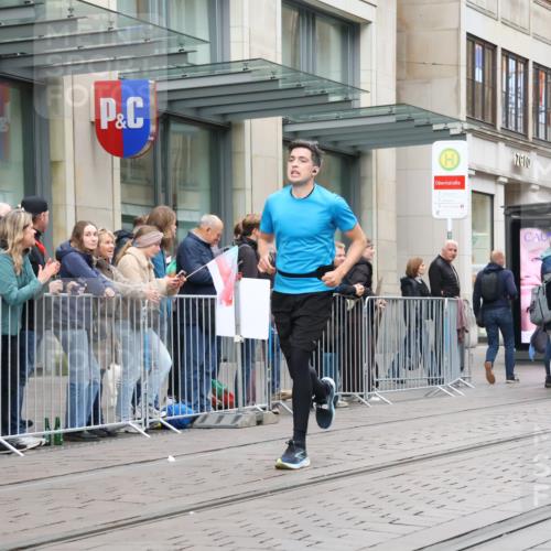 05.10.2025 - 20. swb-Marathon Bremen Strokosch-Dieckow http://msf.ph/oto/9295120 05.10.2025 12:53:45 Ziel 121, 482, 850, 870, 993, 1640, 9082, 121, 482, 850, 870, 993, 1640, 9082 meine-sportfotos.de