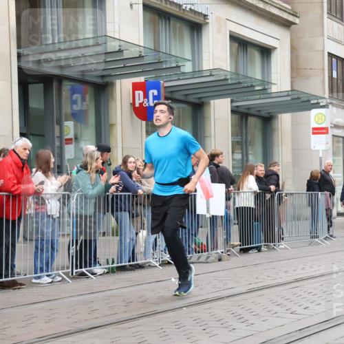 05.10.2025 - 20. swb-Marathon Bremen Strokosch-Dieckow http://msf.ph/oto/9295129 05.10.2025 12:53:45 Ziel 121, 482, 850, 870, 993, 1640, 9082, 121, 482, 850, 870, 993, 1640, 9082 meine-sportfotos.de