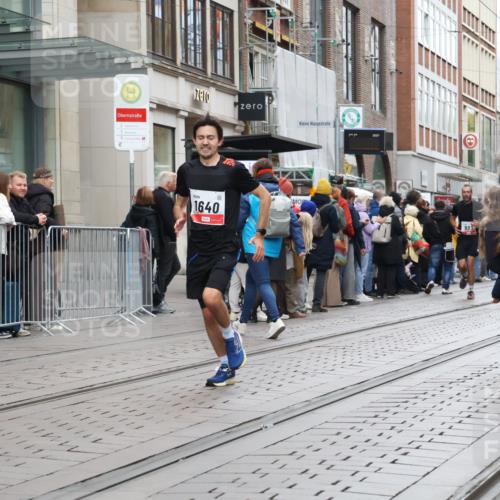 05.10.2025 - 20. swb-Marathon Bremen Strokosch-Dieckow http://msf.ph/oto/9295132 05.10.2025 12:53:46 Ziel 121, 482, 850, 870, 993, 1640, 9082, 121, 482, 850, 870, 993, 1640, 9082 meine-sportfotos.de