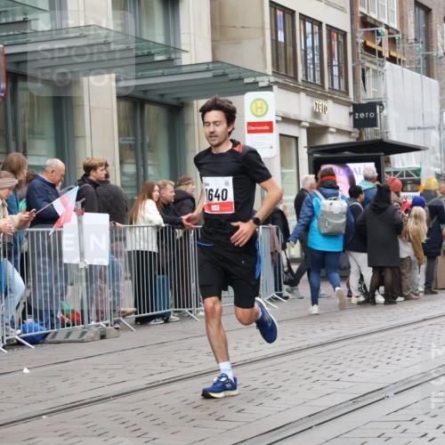 05.10.2025 - 20. swb-Marathon Bremen Strokosch-Dieckow http://msf.ph/oto/9295139 05.10.2025 12:53:47 Ziel 870, 993, 1640, 9082, 870, 993, 1640, 9082 meine-sportfotos.de
